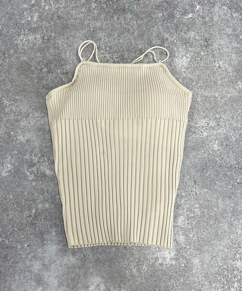 fredy emue(フレディエミュ)の「バッククロスカップ付きニットキャミ(キャミソール・レディース・アイボリー/ブラック/グリーン/キャメル・38)」の7枚目の写真