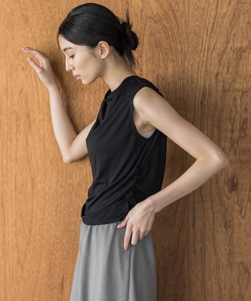 la.f…(ラエフ)の「サイドシャーリングTシャツ≪手洗い可能≫(Tシャツ/カットソー・レディース・ブラック/オフホワイト/カーキ・9号)」の5枚目の写真