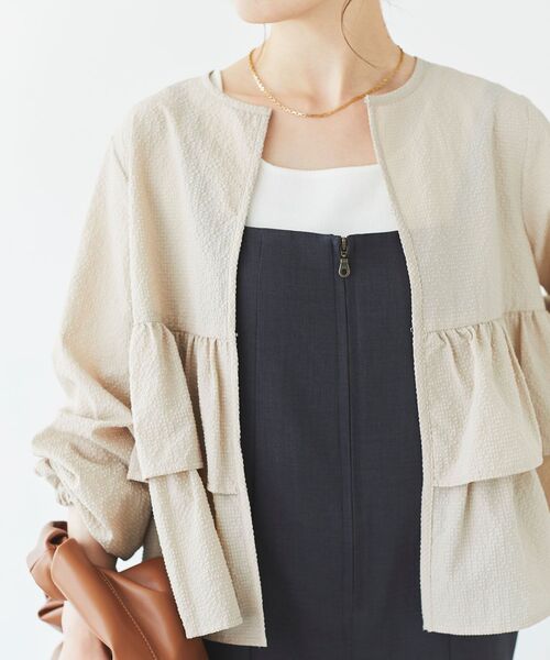 le.coeur blanc（ルクールブラン）の「《手洗い可能》カラミタンブラーフリルブラウスブルゾン（ブルゾン・レディース・ブラック/ベージュ・38）」の8枚目の写真