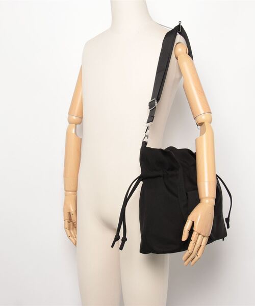 gossip!ロサンゼルス(ゴシップロサンゼルス)の「2WAY ギャザー シンプルカジュアルトートバッグ 大容量リューバッグ ビッグショルダーバッグ A4収納可能 通勤 通学に ハンドバッグ(ショルダーバッグ・レディース・ブラック/オフホワイト・FREE)」の6枚目の写真