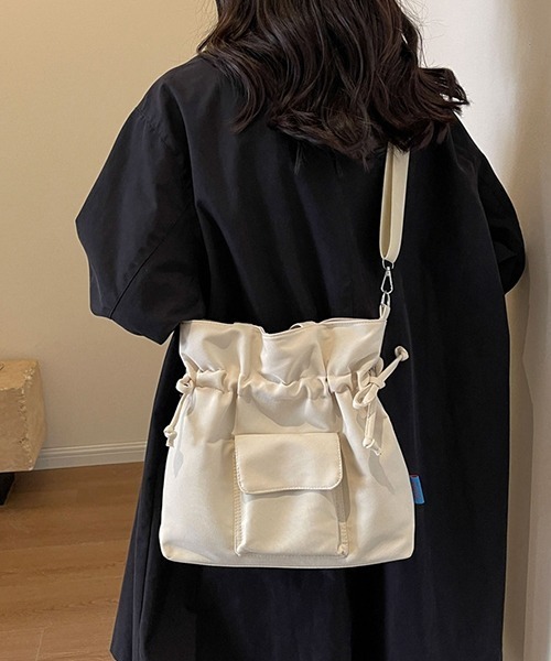 gossip!ロサンゼルス(ゴシップロサンゼルス)の「2WAY ギャザー シンプルカジュアルトートバッグ 大容量リューバッグ ビッグショルダーバッグ A4収納可能 通勤 通学に ハンドバッグ(ショルダーバッグ・レディース・ブラック/オフホワイト・FREE)」の1枚目の写真