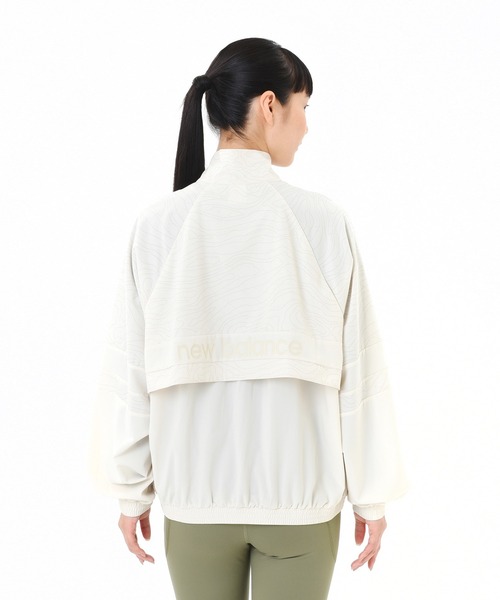 NEW BALANCE（ニューバランス）の「グラフィックプリントストレッチウーブンジャケット（ナイロンジャケット・レディース・アイボリー/ネイビー/ブラック・LARGE/MEDIUM/X-LARGE/SMALL）」の14枚目の写真