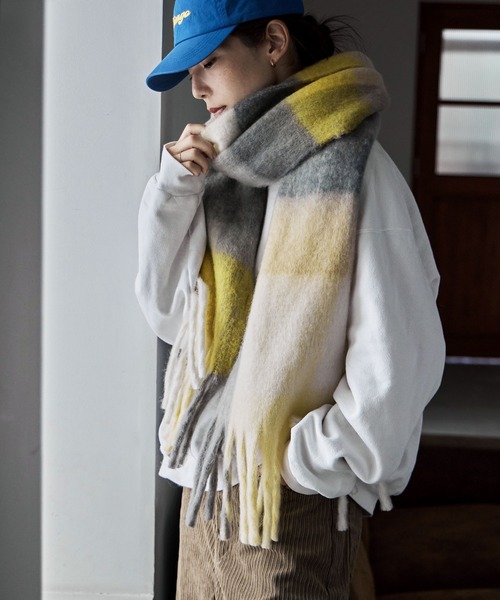 etoll.（エトル）の「フリンジシャギーボリュームマフラー（マフラー・レディース・アイボリー/ブラック/レッド/チャコール/イエロー/パープル・FREE）」の6枚目の写真