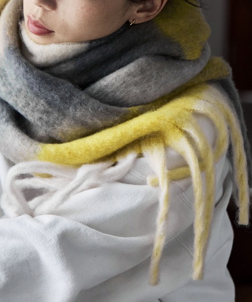 etoll.（エトル）の「フリンジシャギーボリュームマフラー（マフラー・レディース・アイボリー/ブラック/レッド/チャコール/イエロー/パープル・FREE）」の7枚目の写真