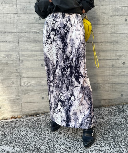 mi via loca（ミヴィアロカ）の「ベロア グランジプリント Iラインスカート（スカート・レディース・グリーン系/グレー系/ブルー・FREE）」の2枚目の写真