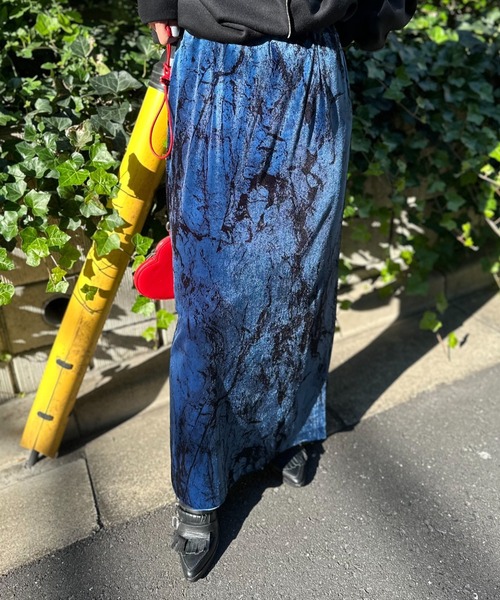 mi via loca（ミヴィアロカ）の「ベロア グランジプリント Iラインスカート（スカート・レディース・グリーン系/グレー系/ブルー・FREE）」の3枚目の写真