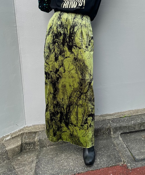mi via loca（ミヴィアロカ）の「ベロア グランジプリント Iラインスカート（スカート・レディース・グリーン系/グレー系/ブルー・FREE）」の14枚目の写真