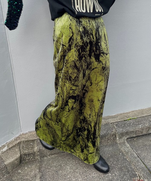 mi via loca（ミヴィアロカ）の「ベロア グランジプリント Iラインスカート（スカート・レディース・グリーン系/グレー系/ブルー・FREE）」の15枚目の写真