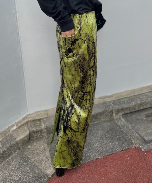 mi via loca（ミヴィアロカ）の「ベロア グランジプリント Iラインスカート（スカート・レディース・グリーン系/グレー系/ブルー・FREE）」の16枚目の写真