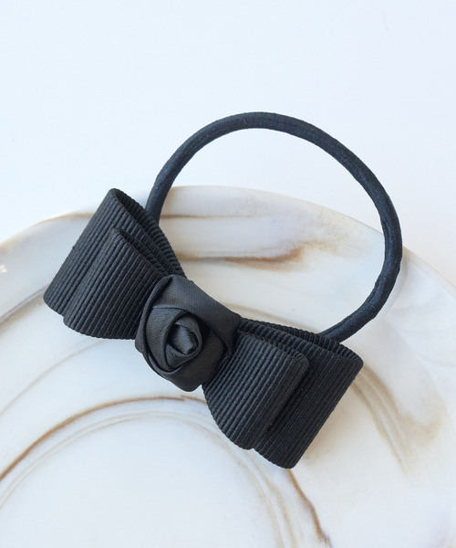 ROPE' PICNIC（ロペピクニック）の「ローズリボンヘアポニー（ヘアゴム・レディース・ベージュ/ブラック・FREE）」の2枚目の写真