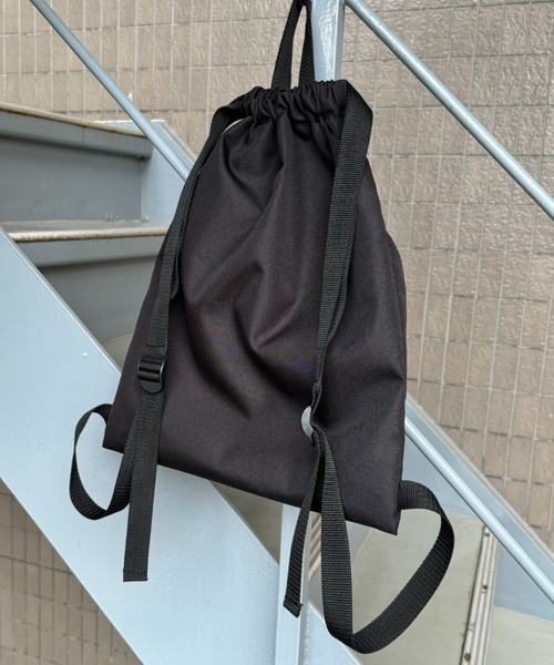 Mark Gonzales（マーク・ゴンザレス）の「MARK GONZALES ART WORK /【web限定】マークゴンザレス　ポリエステルナイロン ロゴ刺繍ナップザック（バックパック/リュック・メンズ・ブラック・FREE）」の5枚目の写真