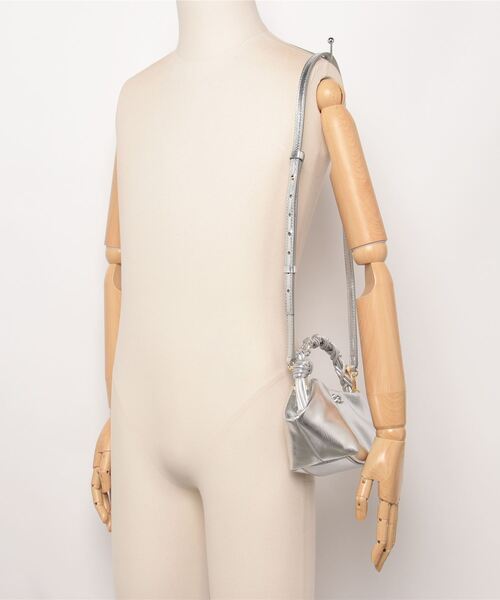 GANNI（ガニー）の「GANNI Bou Bag Mini Metallic ガニー ボウ バッグ ミニ メタリック ハンドバッグ（ハンドバッグ・レディース・シルバー・FREE）」の11枚目の写真