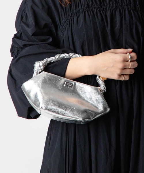 GANNI（ガニー）の「GANNI Bou Bag Mini Metallic ガニー ボウ バッグ ミニ メタリック ハンドバッグ（ハンドバッグ・レディース・シルバー・FREE）」の9枚目の写真