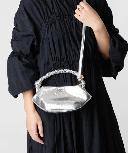 GANNI（ガニー）の「GANNI Bou Bag Mini Metallic ガニー ボウ バッグ ミニ メタリック ハンドバッグ（ハンドバッグ・レディース・シルバー・FREE）」の8枚目の写真
