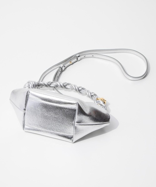GANNI（ガニー）の「GANNI Bou Bag Mini Metallic ガニー ボウ バッグ ミニ メタリック ハンドバッグ（ハンドバッグ・レディース・シルバー・FREE）」の3枚目の写真