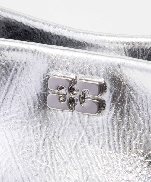 GANNI（ガニー）の「GANNI Bou Bag Mini Metallic ガニー ボウ バッグ ミニ メタリック ハンドバッグ（ハンドバッグ・レディース・シルバー・FREE）」の2枚目の写真