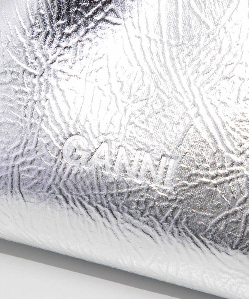GANNI（ガニー）の「GANNI Bou Bag Mini Metallic ガニー ボウ バッグ ミニ メタリック ハンドバッグ（ハンドバッグ・レディース・シルバー・FREE）」の17枚目の写真