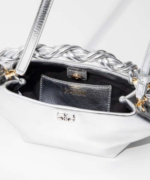 GANNI（ガニー）の「GANNI Bou Bag Mini Metallic ガニー ボウ バッグ ミニ メタリック ハンドバッグ（ハンドバッグ・レディース・シルバー・FREE）」の15枚目の写真