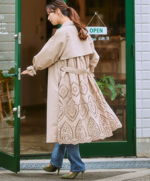 nissen（ニッセン）の「バックパンチングレーストレンチコート（トレンチコート・レディース・ブラック/ベージュ・3L/LL/L/M/S）」の4枚目の写真