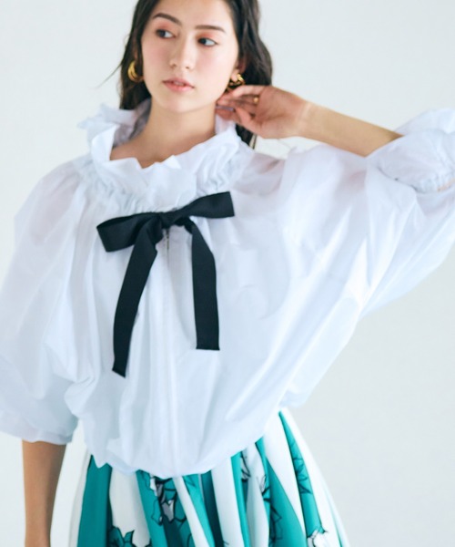 Audie a Muses(オーディアミューズ)の「メモリージップアップブラウス(シャツ/ブラウス・レディース・ブルー/オフホワイト/ブラック・FREE)」の4枚目の写真