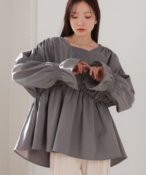 Bab（バブ）の「キャンディースリーブギャザーブラウス（シャツ/ブラウス・レディース・ベージュ/オフホワイト/チャコールグレー・M）」の6枚目の写真
