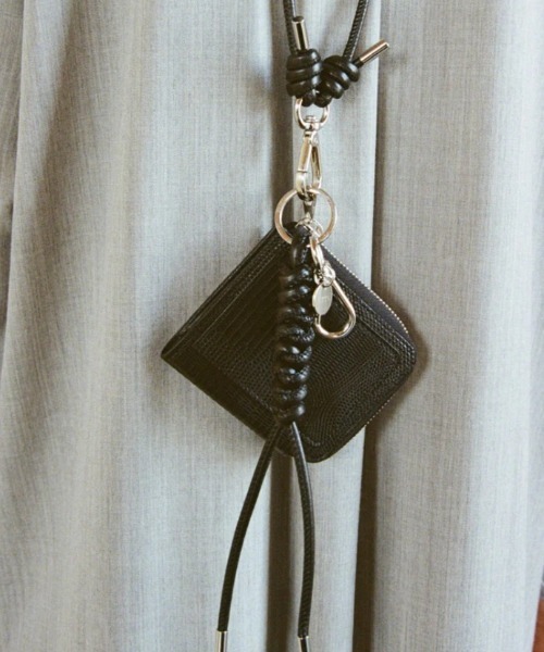 ITTI(イッチ)の「ITTI/イッチ/CRISTY SNAKE KNOT CHARM / STCOW(キーホルダー・メンズ・アイボリー/ブラック/ライトグレー・F)」の4枚目の写真