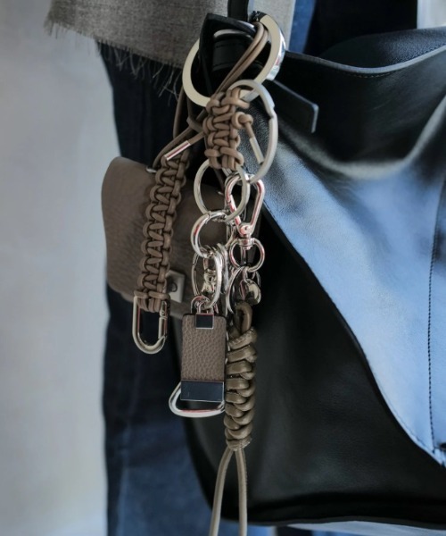 ITTI(イッチ)の「ITTI/イッチ/CRISTY SNAKE KNOT CHARM / STCOW(キーホルダー・メンズ・アイボリー/ブラック/ライトグレー・F)」の6枚目の写真