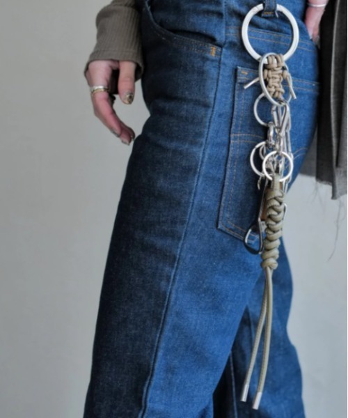 ITTI(イッチ)の「ITTI/イッチ/CRISTY SNAKE KNOT CHARM / STCOW(キーホルダー・メンズ・アイボリー/ブラック/ライトグレー・F)」の9枚目の写真