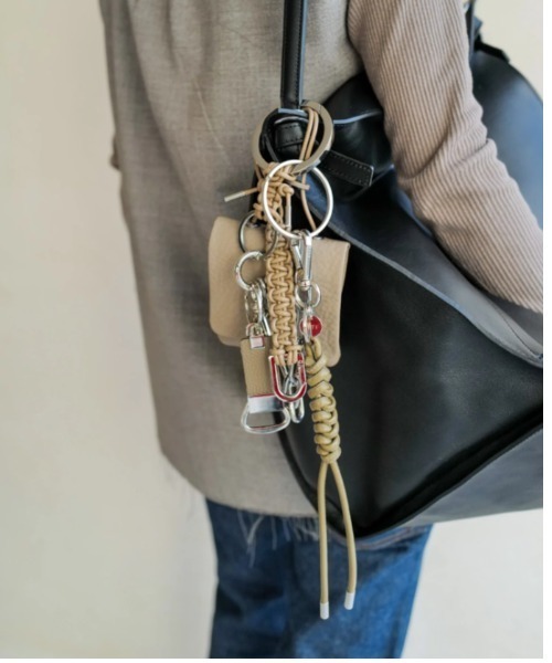 ITTI(イッチ)の「ITTI/イッチ/CRISTY SNAKE KNOT CHARM / STCOW(キーホルダー・メンズ・アイボリー/ブラック/ライトグレー・F)」の10枚目の写真