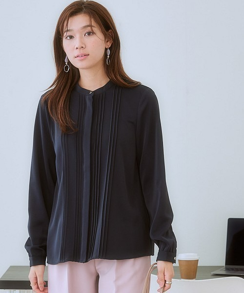 7days Life Styling（セブンデイズライフスタイリング）の「ストレッチパウダーサテンピンタックブラウス（しわになりにくい・速乾・洗濯機OK・UVカット）<大きいサイズ有>（シャツ/ブラウス・レディース・オフホワイト/ライトグレー/ネイビー/グレイッシュベージュ・LL/3L/M/L/S/4L）」の4枚目の写真