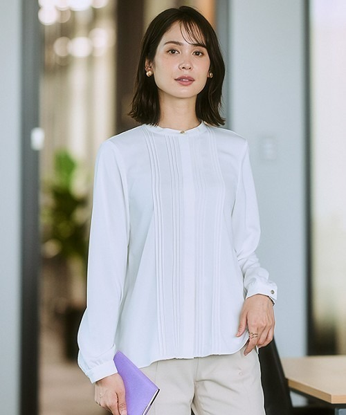 7days Life Styling（セブンデイズライフスタイリング）の「ストレッチパウダーサテンピンタックブラウス（しわになりにくい・速乾・洗濯機OK・UVカット）<大きいサイズ有>（シャツ/ブラウス・レディース・オフホワイト/ライトグレー/ネイビー/グレイッシュベージュ・LL/3L/M/L/S/4L）」の2枚目の写真