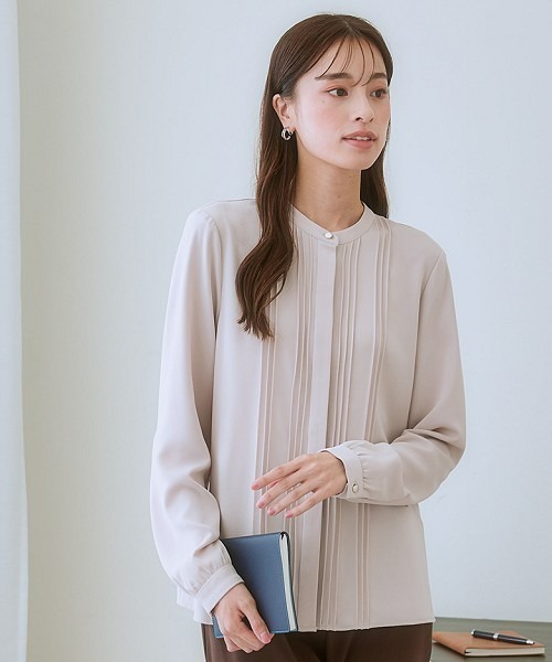 7days Life Styling（セブンデイズライフスタイリング）の「ストレッチパウダーサテンピンタックブラウス（しわになりにくい・速乾・洗濯機OK・UVカット）<大きいサイズ有>（シャツ/ブラウス・レディース・オフホワイト/ライトグレー/ネイビー/グレイッシュベージュ・LL/3L/M/L/S/4L）」の3枚目の写真