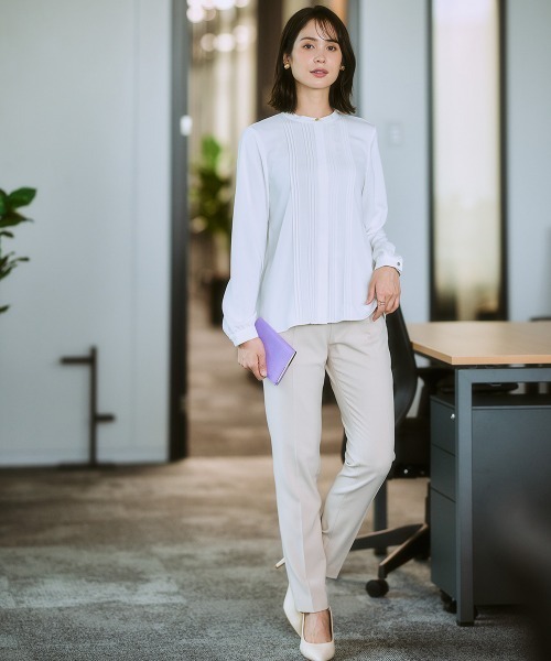 7days Life Styling（セブンデイズライフスタイリング）の「ストレッチパウダーサテンピンタックブラウス（しわになりにくい・速乾・洗濯機OK・UVカット）<大きいサイズ有>（シャツ/ブラウス・レディース・オフホワイト/ライトグレー/ネイビー/グレイッシュベージュ・LL/3L/M/L/S/4L）」の5枚目の写真