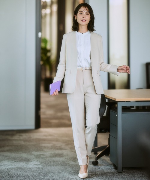 7days Life Styling（セブンデイズライフスタイリング）の「ストレッチパウダーサテンピンタックブラウス（しわになりにくい・速乾・洗濯機OK・UVカット）<大きいサイズ有>（シャツ/ブラウス・レディース・オフホワイト/ライトグレー/ネイビー/グレイッシュベージュ・LL/3L/M/L/S/4L）」の6枚目の写真