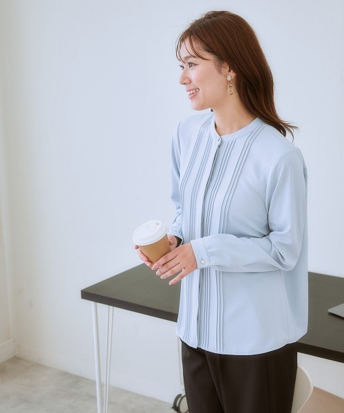 7days Life Styling（セブンデイズライフスタイリング）の「ストレッチパウダーサテンピンタックブラウス（しわになりにくい・速乾・洗濯機OK・UVカット）<大きいサイズ有>（シャツ/ブラウス・レディース・オフホワイト/ライトグレー/ネイビー/グレイッシュベージュ・LL/3L/M/L/S/4L）」の8枚目の写真