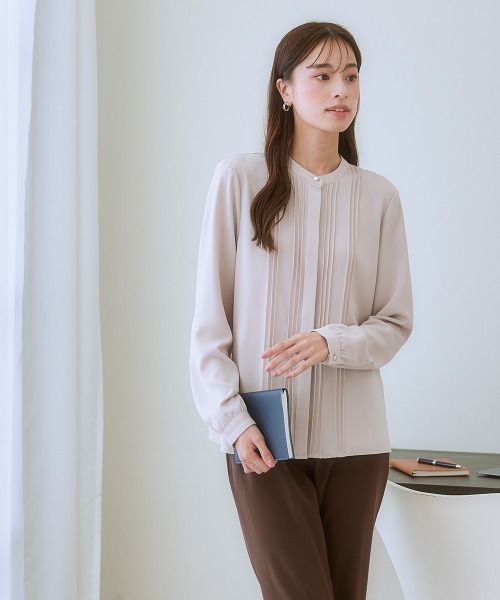 7days Life Styling（セブンデイズライフスタイリング）の「ストレッチパウダーサテンピンタックブラウス（しわになりにくい・速乾・洗濯機OK・UVカット）<大きいサイズ有>（シャツ/ブラウス・レディース・オフホワイト/ライトグレー/ネイビー/グレイッシュベージュ・LL/3L/M/L/S/4L）」の10枚目の写真