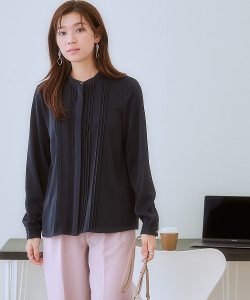 7days Life Styling（セブンデイズライフスタイリング）の「ストレッチパウダーサテンピンタックブラウス（しわになりにくい・速乾・洗濯機OK・UVカット）<大きいサイズ有>（シャツ/ブラウス・レディース・オフホワイト/ライトグレー/ネイビー/グレイッシュベージュ・LL/3L/M/L/S/4L）」の13枚目の写真