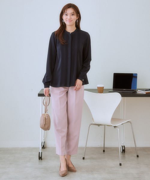 7days Life Styling（セブンデイズライフスタイリング）の「ストレッチパウダーサテンピンタックブラウス（しわになりにくい・速乾・洗濯機OK・UVカット）<大きいサイズ有>（シャツ/ブラウス・レディース・オフホワイト/ライトグレー/ネイビー/グレイッシュベージュ・LL/3L/M/L/S/4L）」の14枚目の写真