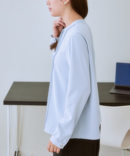 7days Life Styling（セブンデイズライフスタイリング）の「ストレッチパウダーサテンピンタックブラウス（しわになりにくい・速乾・洗濯機OK・UVカット）<大きいサイズ有>（シャツ/ブラウス・レディース・オフホワイト/ライトグレー/ネイビー/グレイッシュベージュ・LL/3L/M/L/S/4L）」の16枚目の写真