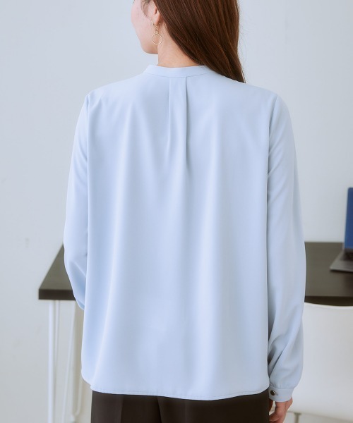 7days Life Styling（セブンデイズライフスタイリング）の「ストレッチパウダーサテンピンタックブラウス（しわになりにくい・速乾・洗濯機OK・UVカット）<大きいサイズ有>（シャツ/ブラウス・レディース・オフホワイト/ライトグレー/ネイビー/グレイッシュベージュ・LL/3L/M/L/S/4L）」の17枚目の写真