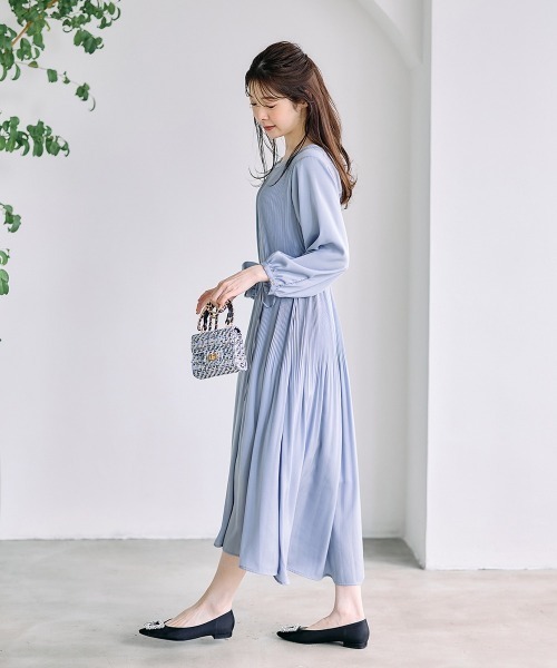 12Twelve Agenda(トゥエルブ アジェンダ)の「ソフトサテン消しプリーツ前後差ヘムワンピース(ワンピース・レディース・サックスブルー/チャコールグレー・M)」の9枚目の写真