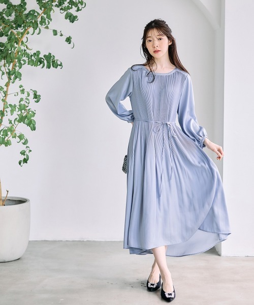 12Twelve Agenda(トゥエルブ アジェンダ)の「ソフトサテン消しプリーツ前後差ヘムワンピース(ワンピース・レディース・サックスブルー/チャコールグレー・M)」の4枚目の写真