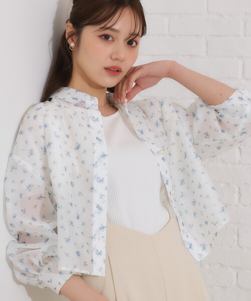 couture brooch（クチュールブローチ）の「【洗える・オシャレな透け感】パール調ボタンシアーシャツ（シャツ/ブラウス・レディース・サンドベージュ/アイボリー/サックスブルー/ホワイト系3・42/38/36）」の2枚目の写真