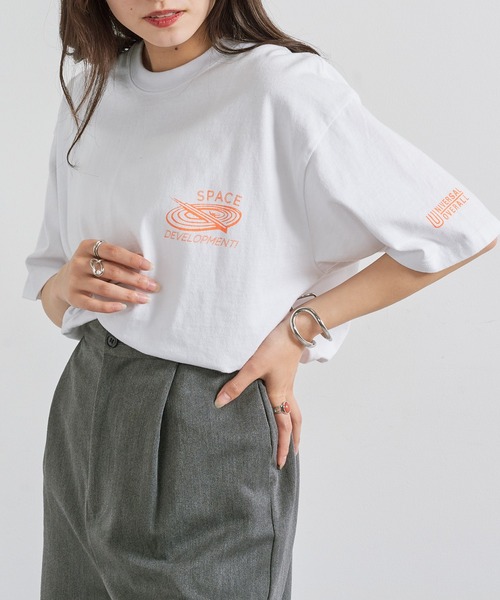 UNIVERSAL OVERALL(ユニバーサルオーバーオール)の「【UNIVERSAL OVERALL】ワンポイントバックプリントTシャツ U2513209-B TEE(Tシャツ/カットソー・メンズ・オートミール/ホワイト/ブラック・S/M/L/XL)」の1枚目の写真