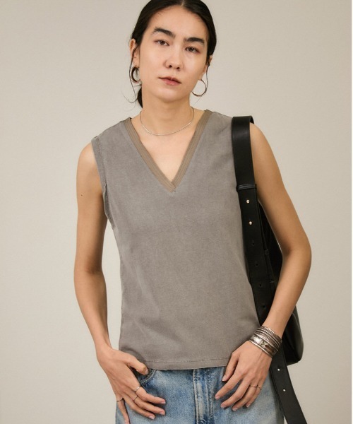 SALON adam et rope'(サロン アダム エ ロペ)の「ビンテージライクオーバーダイプランジネックプルーバー(タンクトップ・レディース・ベージュ系その他/グレー・FREE)」の1枚目の写真