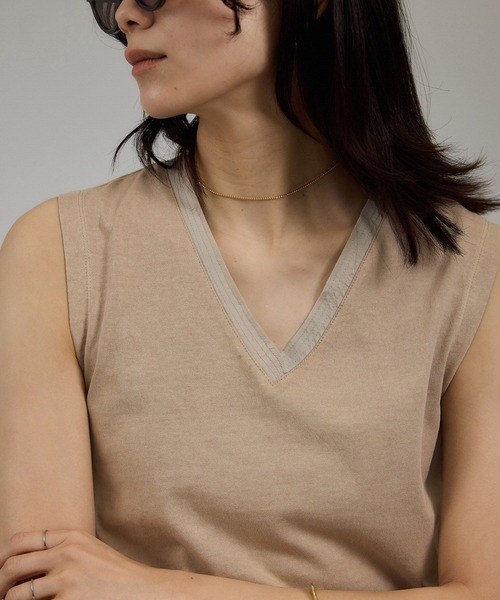 SALON adam et rope'(サロン アダム エ ロペ)の「ビンテージライクオーバーダイプランジネックプルーバー(タンクトップ・レディース・ベージュ系その他/グレー・FREE)」の6枚目の写真