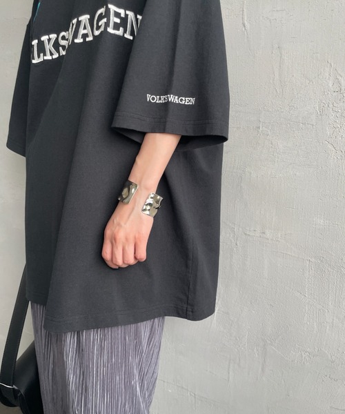 Volkswagen（フォルクスワーゲン）の「[VOLKSWAGEN×JEANS FACTORY/フォルクスワーゲン×ジーンズファクトリー] VOLKSWAGEN コラボレーション レーシング プリントＴシャツ（Tシャツ/カットソー・レディース・ブラック/ホワイト・M/L/S）」の3枚目の写真