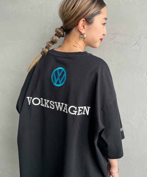 Volkswagen（フォルクスワーゲン）の「[VOLKSWAGEN×JEANS FACTORY/フォルクスワーゲン×ジーンズファクトリー] VOLKSWAGEN コラボレーション レーシング プリントＴシャツ（Tシャツ/カットソー・レディース・ブラック/ホワイト・M/L/S）」の4枚目の写真