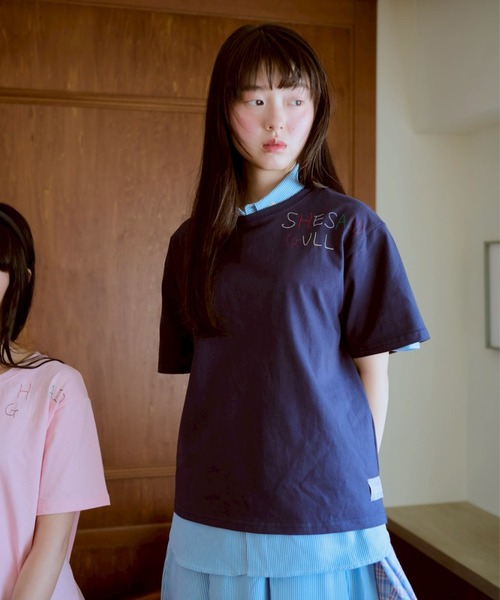 common gull products.(コモンガルプロダクツ)の「shesaidthat×common gull products. こんにちは、コーヒーでもどうですか?” stitch tee ”(Tシャツ/カットソー・レディース・ホワイト系/ネイビー/ピンク系/サックスブルー系・SMALL/LARGE/MEDIUM)」の5枚目の写真