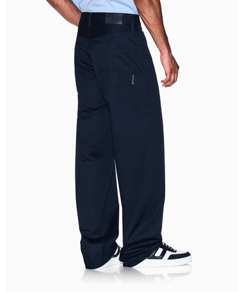 ARMANI EXCHANGE(アルマーニエクスチェンジ)の「【A|X アルマーニ エクスチェンジ】コットンツイル バギーデニムパンツ_J83 BAGGY(デニムパンツ・メンズ・ダークネイビー・30inch/31inch/32inch/33inch/34inch/36inch/29inch)」の2枚目の写真